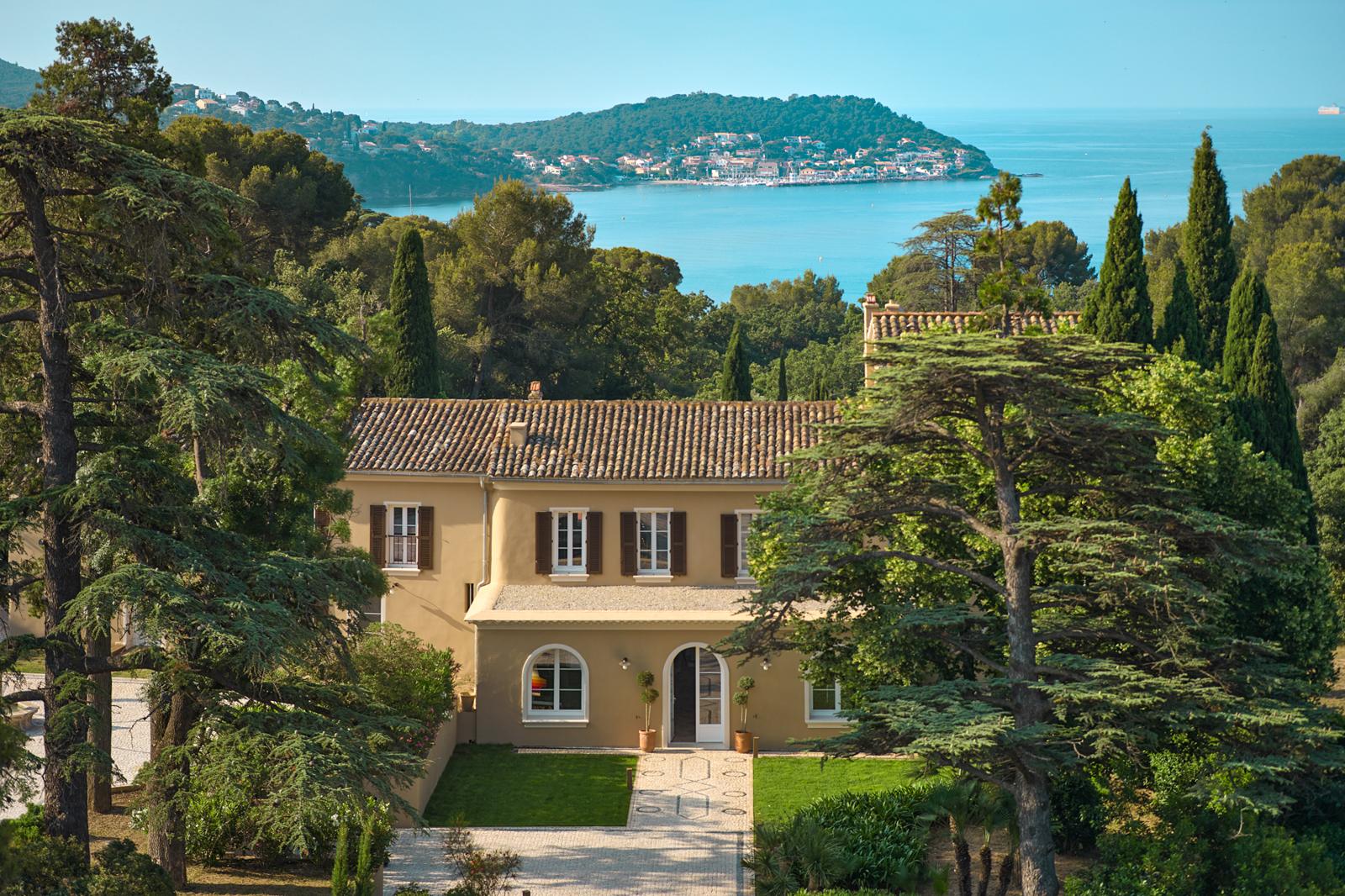 Provençal villa among cedars overlooking the sea